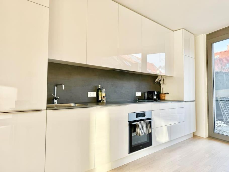 Apartament 140 M2 Modern Maisonette With Garden & Free Parking *